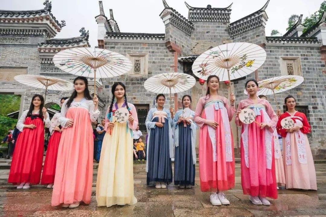 成都4萬年輕人開網(wǎng)店賣漢服_漢服怎么突然非?；鸨耍?></a>
                <h4><a href=